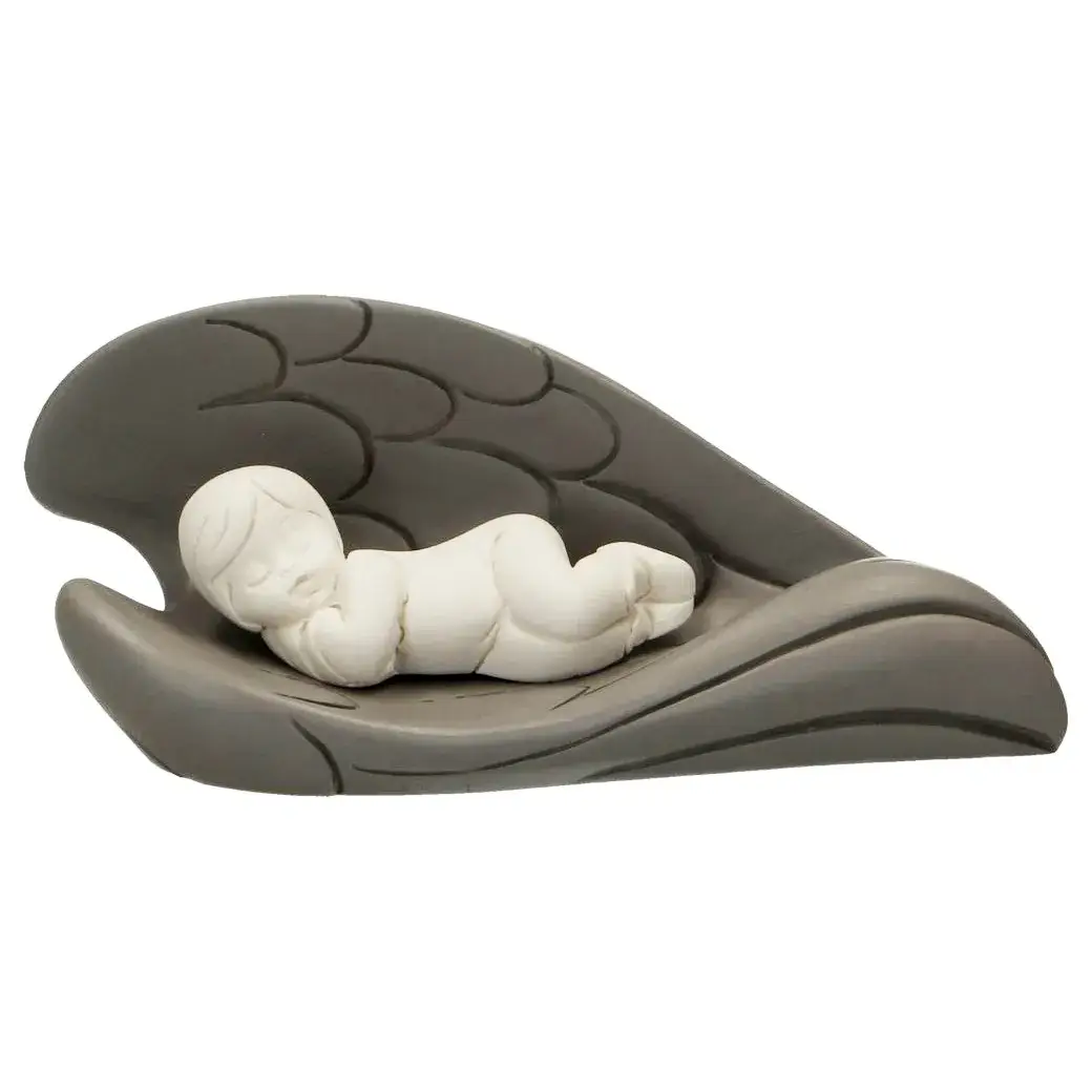 Bébé blanc dormant dans des ailes grises en résine 13 x 6 cm