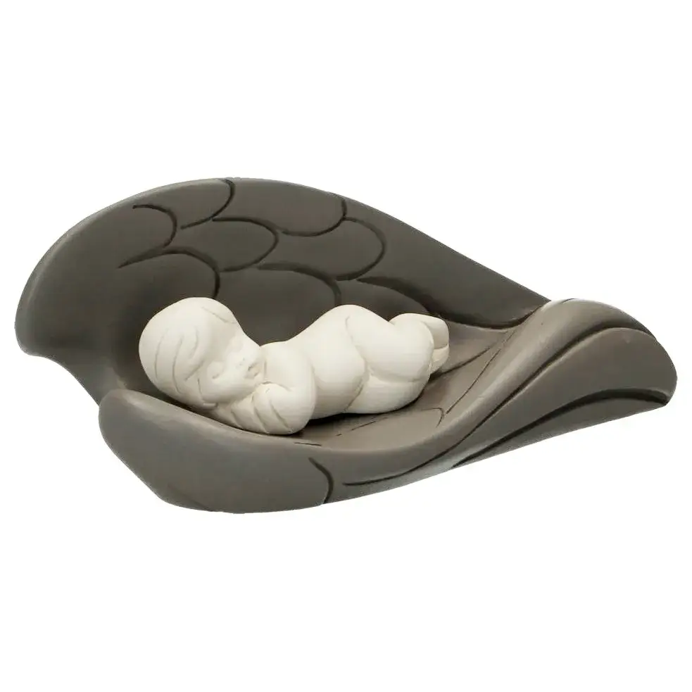Bébé blanc dormant dans des ailes grises en résine 13 x 6 cm