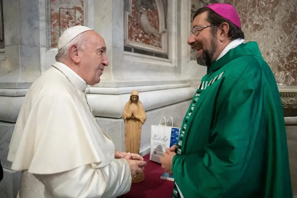Statue de Notre Dame de Banneux en bois pour le Pape François