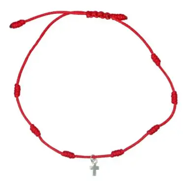 Armband met 7 knopen op rode draad met kruisje in zilver