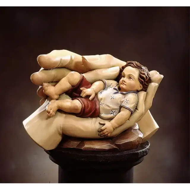 Houtsnijwerk Handen+Jongen 20 Cm / Gekleurd