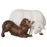 Houtsnijwerk schaap met bruin lammetje voor kerstfiguren van 16 cm gekleurd