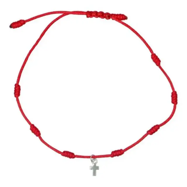 Armband met 7 knopen op rode draad met kruisje in zilver