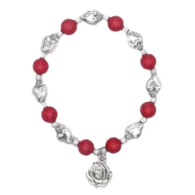 Bracelet sur élastique avec grains rouges et coeur + médaille