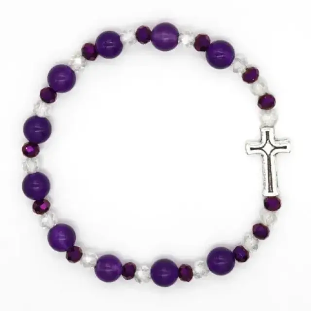 Armband op elastiek met paarse Jada korrels + kruisje