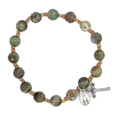 Armband op elastiek met bruine korrels Serpentine + medaille and kruisje