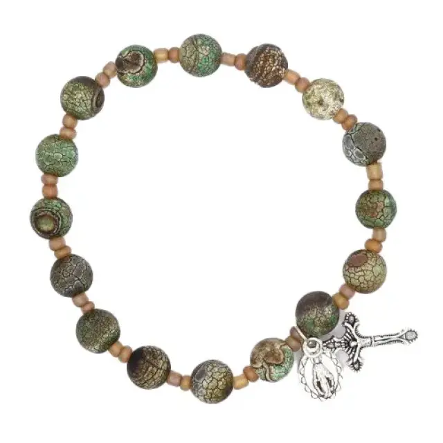Armband op elastiek met bruine korrels Serpentine + medaille and kruisje