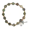 Armband op elastiek met bruine korrels Serpentine + medaille and kruisje