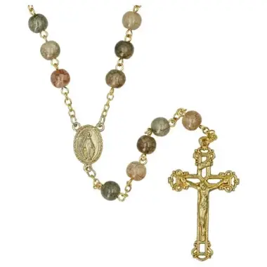 Chapelet sur chaine dorée avec grains en verres
